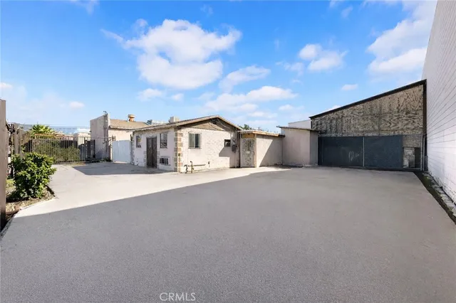 a view of a house with backyard