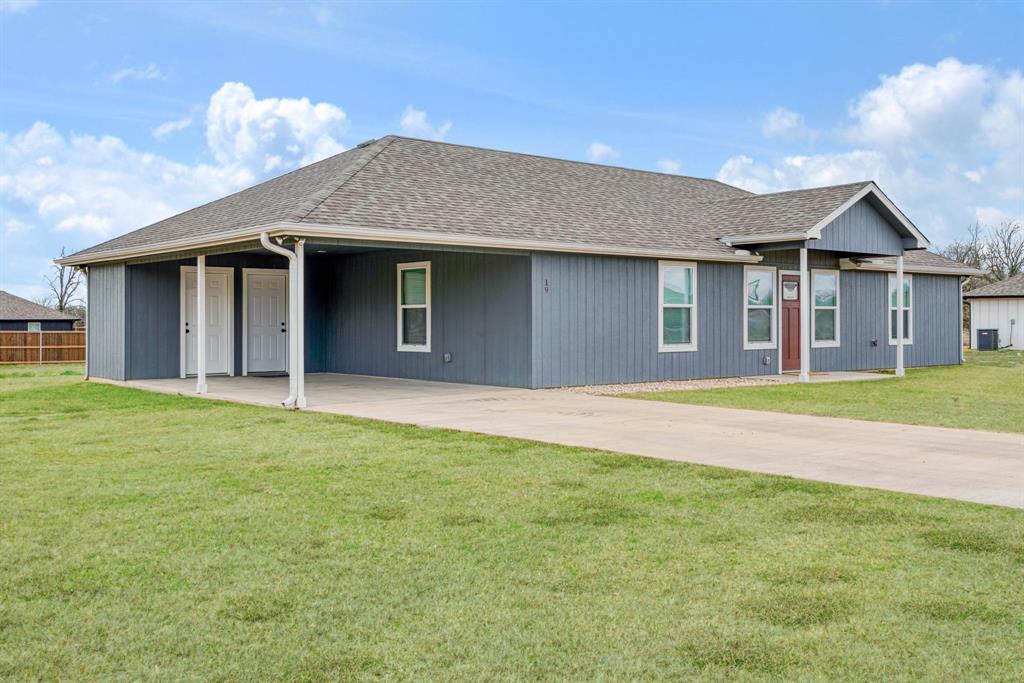 19 Private Road Paris, TX 75460 - Photo 2 of 18 a front view of a house with yard