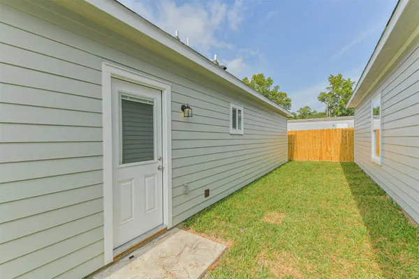 $1,400 | 16922 West Forrestal, Montgomery, TX 77316