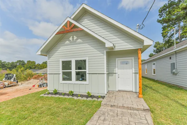 $1,400 | 16922 West Forrestal, Montgomery, TX 77316