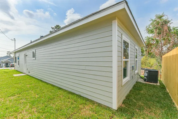 $1,400 | 16922 West Forrestal, Montgomery, TX 77316