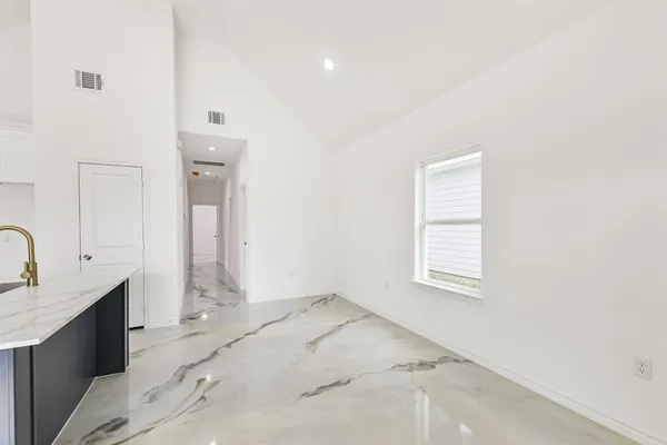 $1,400 | 16922 West Forrestal, Montgomery, TX 77316