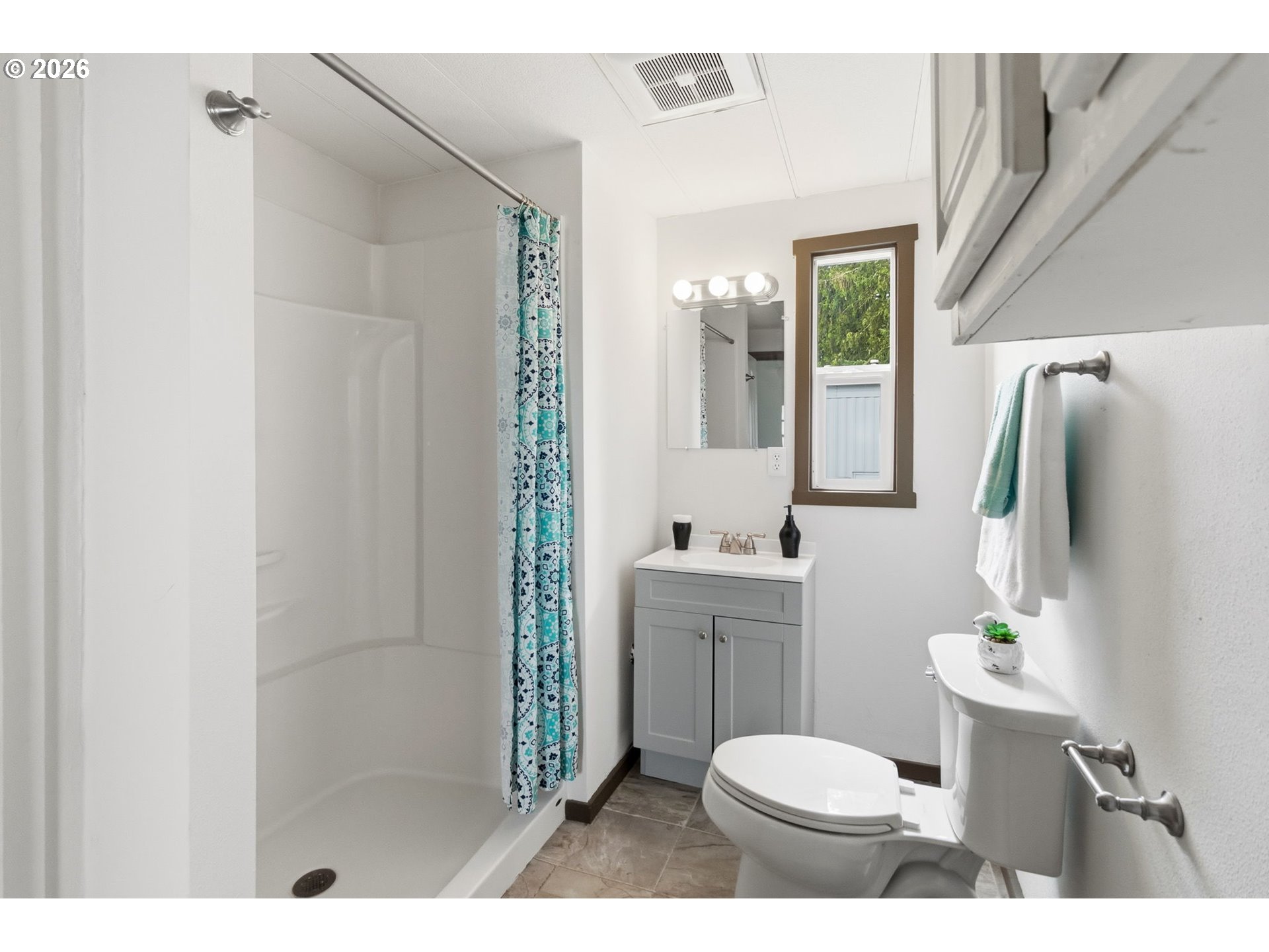 205 South 54th Street, Unit 76 Springfield, OR 97478 - Photo 21 of 41 a bathroom with a sink toilet and shower