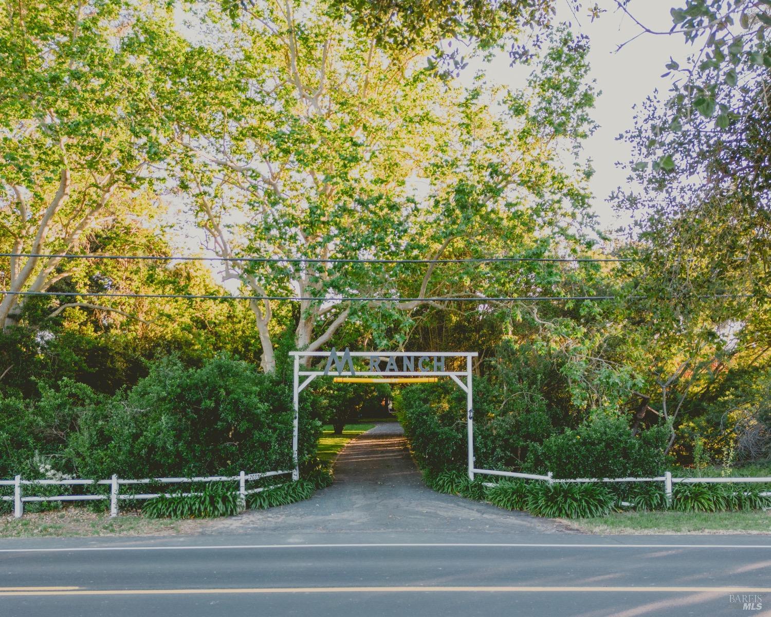 Main entrance to the ranch from Cuttings Wharf Road
