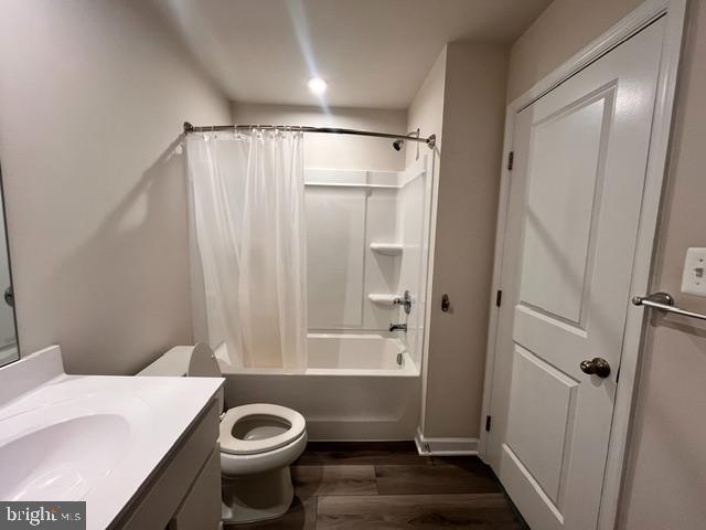 7236 Potomac Terrace Ruther Glen, VA 22546 - Photo 15 of 24 a bathroom with a sink toilet and shower