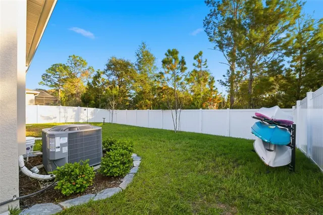 a view of a back yard