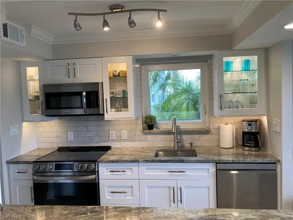 $4,250 | 1910 Gulf Shore Boulevard North, Unit 112, Naples, FL 34102