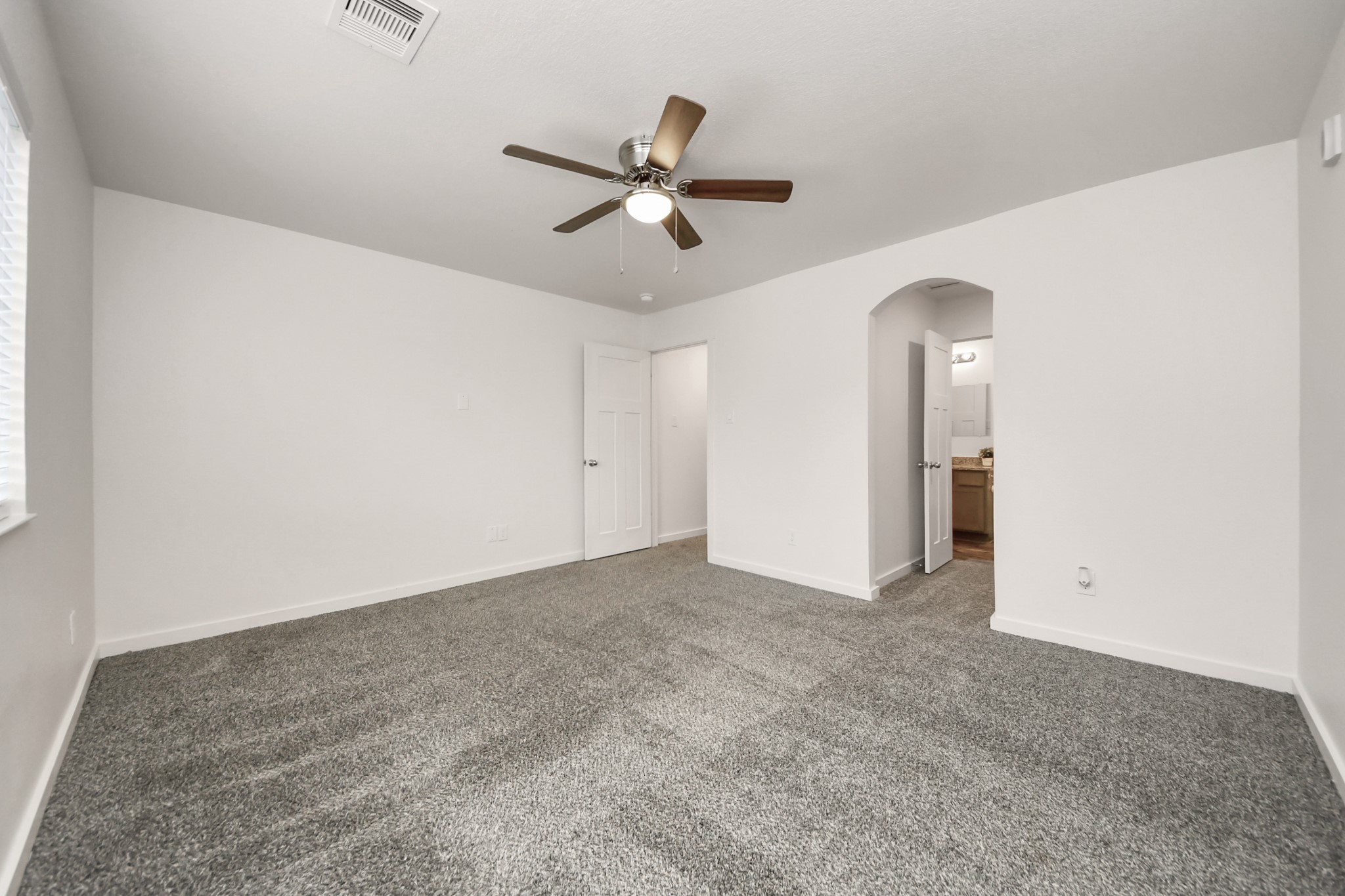 21155 Gosling Road, Unit 40 Spring, TX 77388 - Photo 28 of 33 an empty room with ceiling fan and window