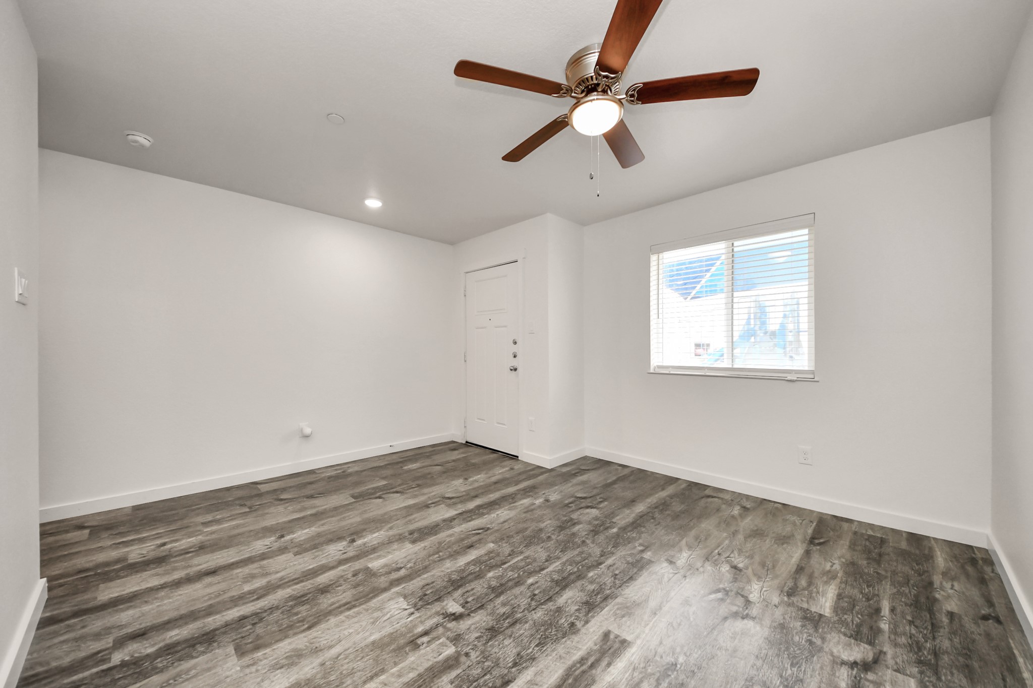 21155 Gosling Road, Unit 40 Spring, TX 77388 - Photo 7 of 33 an empty room with a window and a ceiling fan