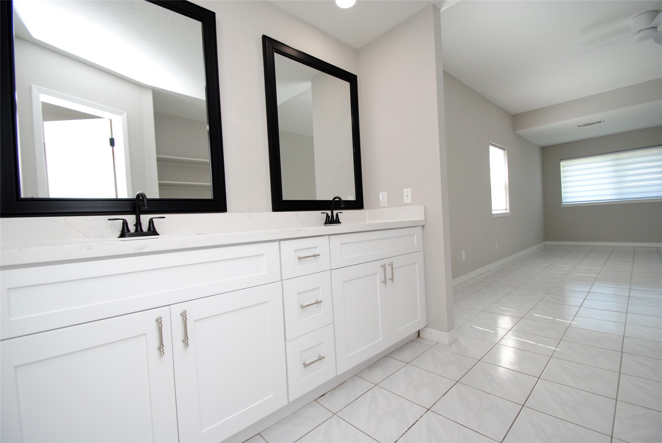 22831 John Rolfe Lane Katy, TX 77449 - Photo 21 of 34 a bathroom with double sink and a mirror