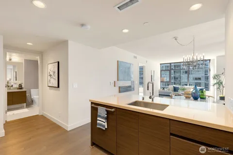 $925,000 | 588 Bell Street, Unit 2102S, Seattle, WA 98121