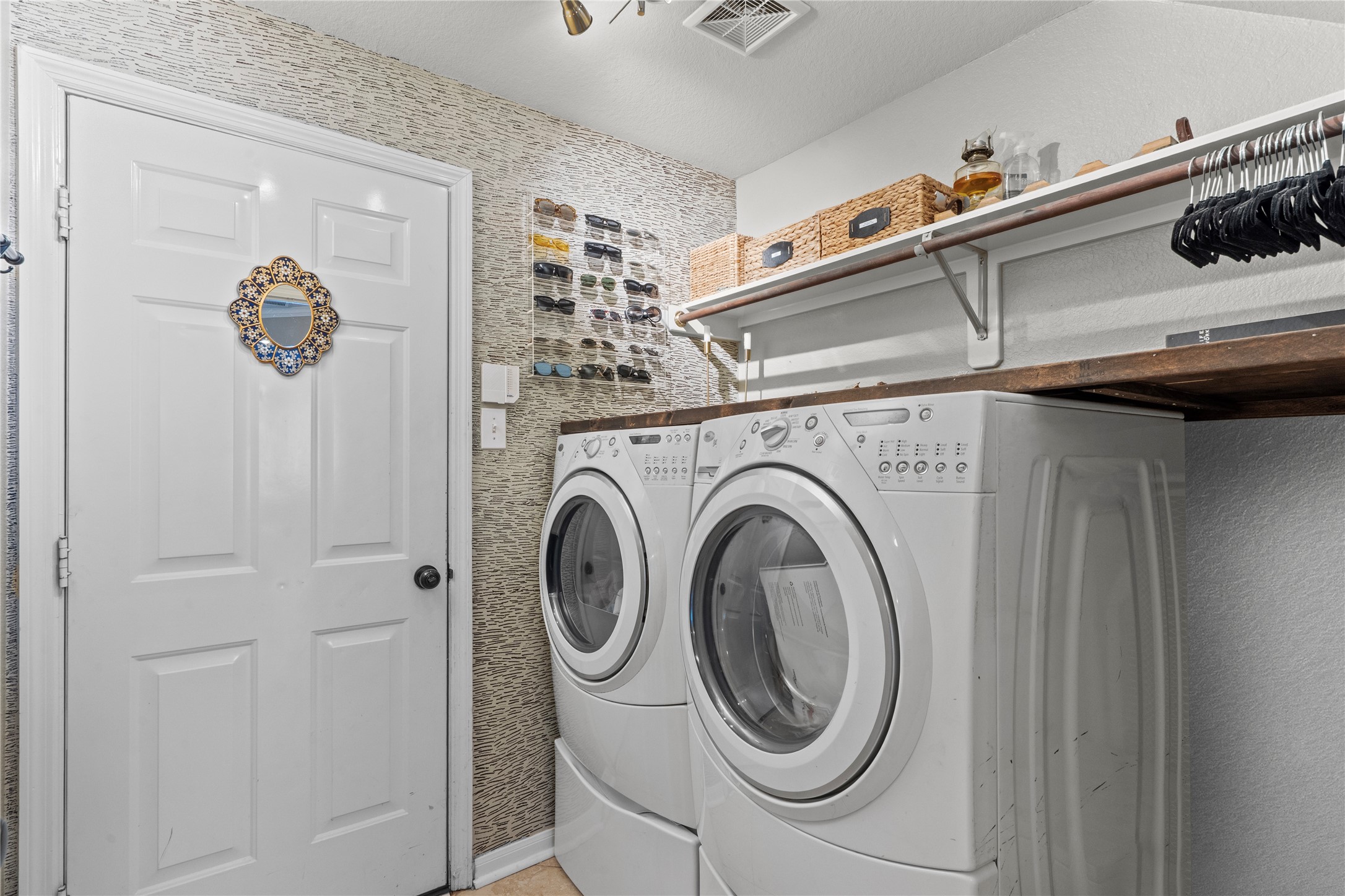 11514 Senna Ledge Court Houston, TX 77089 - Photo 18 of 48 a utility room with dryer and washer