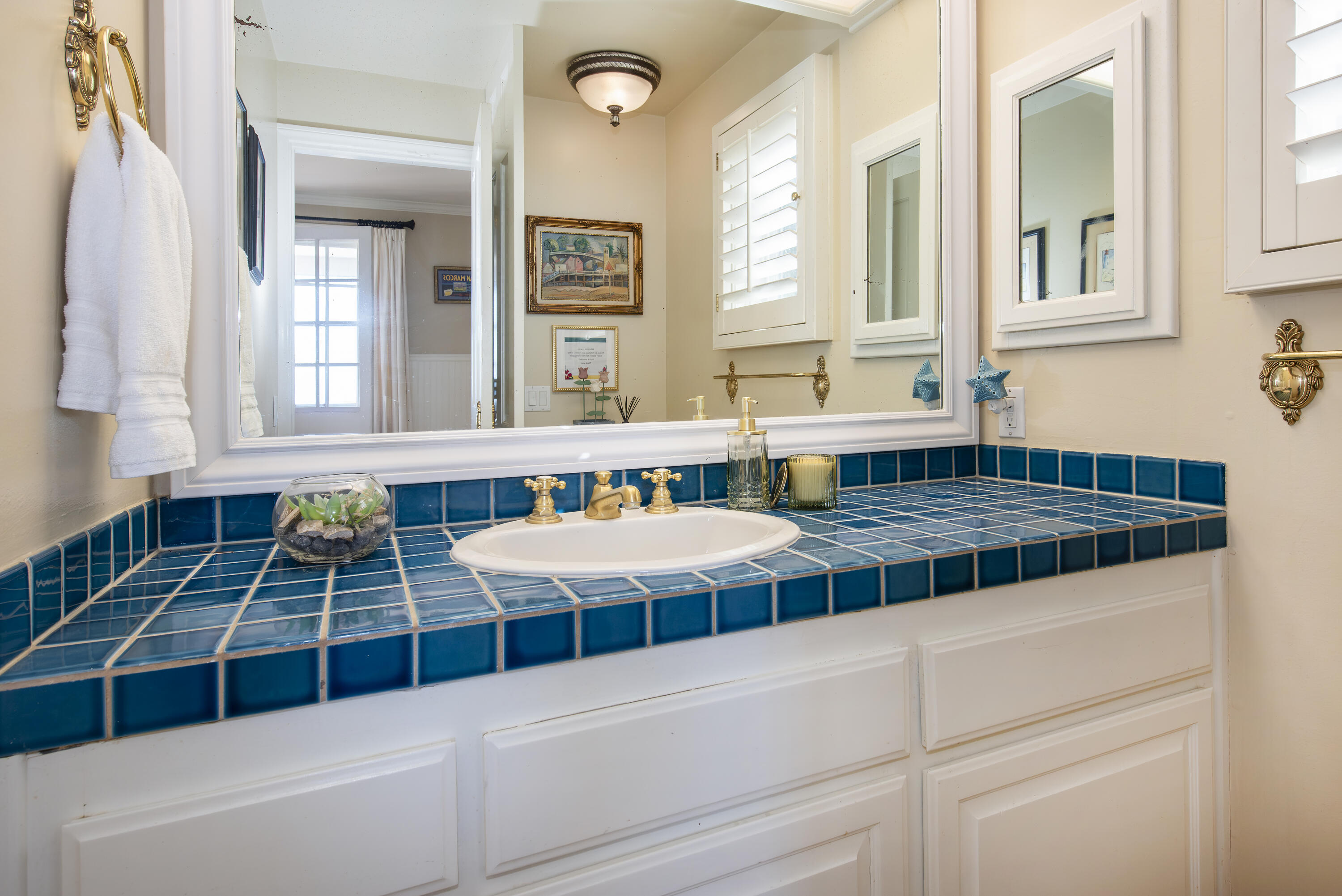 2525 Emerson Street Summerland, CA 93067 - Photo 9 of 26 a bathroom with a bathtub and a window