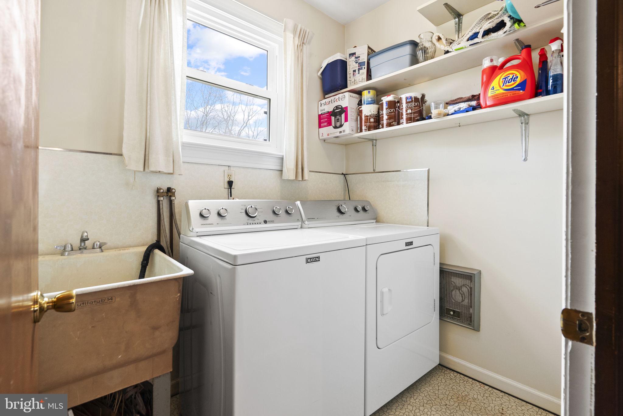 222 Brookside Circle Harleysville, PA 19438 - Photo 17 of 34 a utility room with dryer and washer