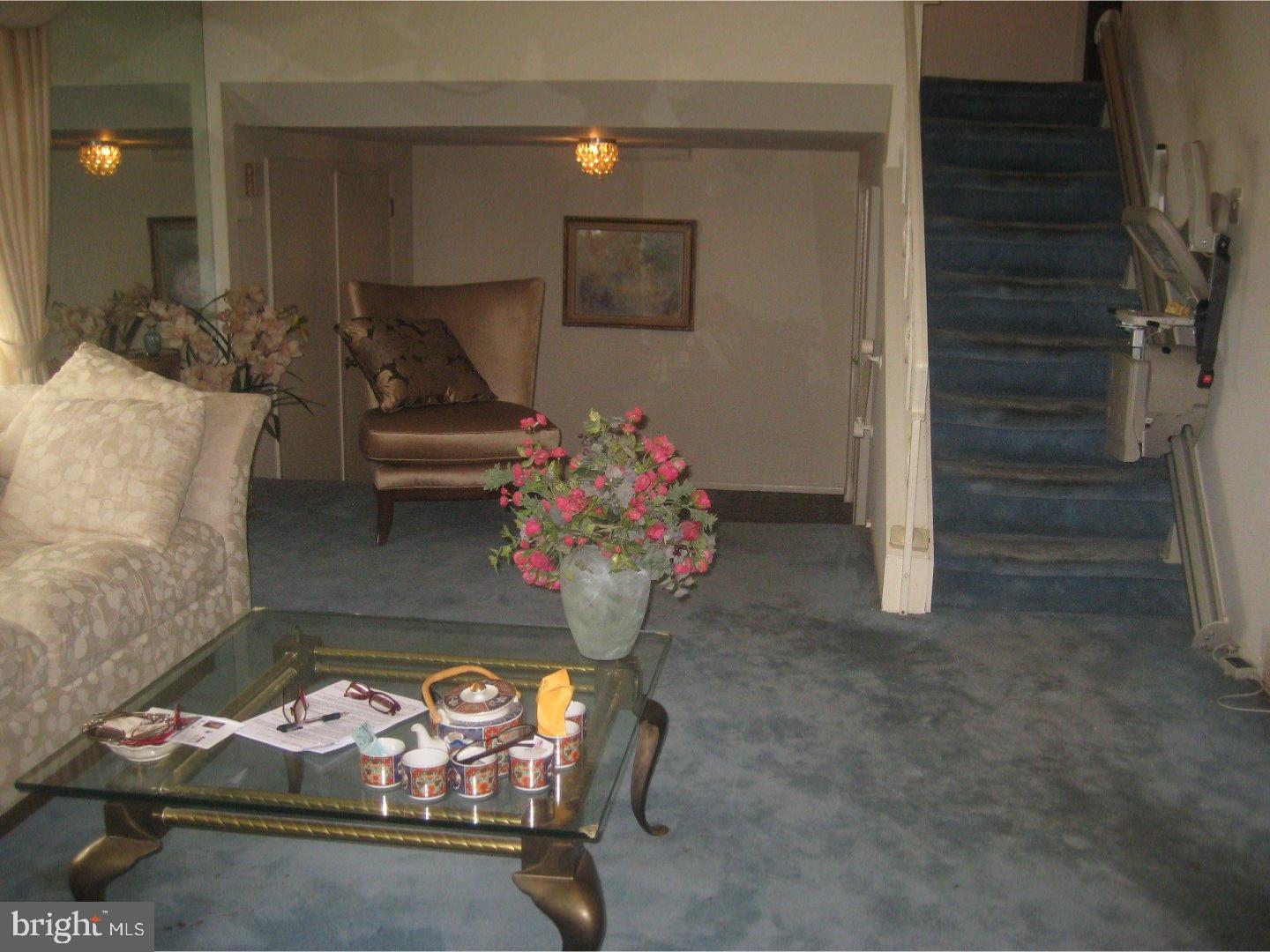 9723 Beacon Road Philadelphia, PA 19115 - Photo 4 of 25 Living Room