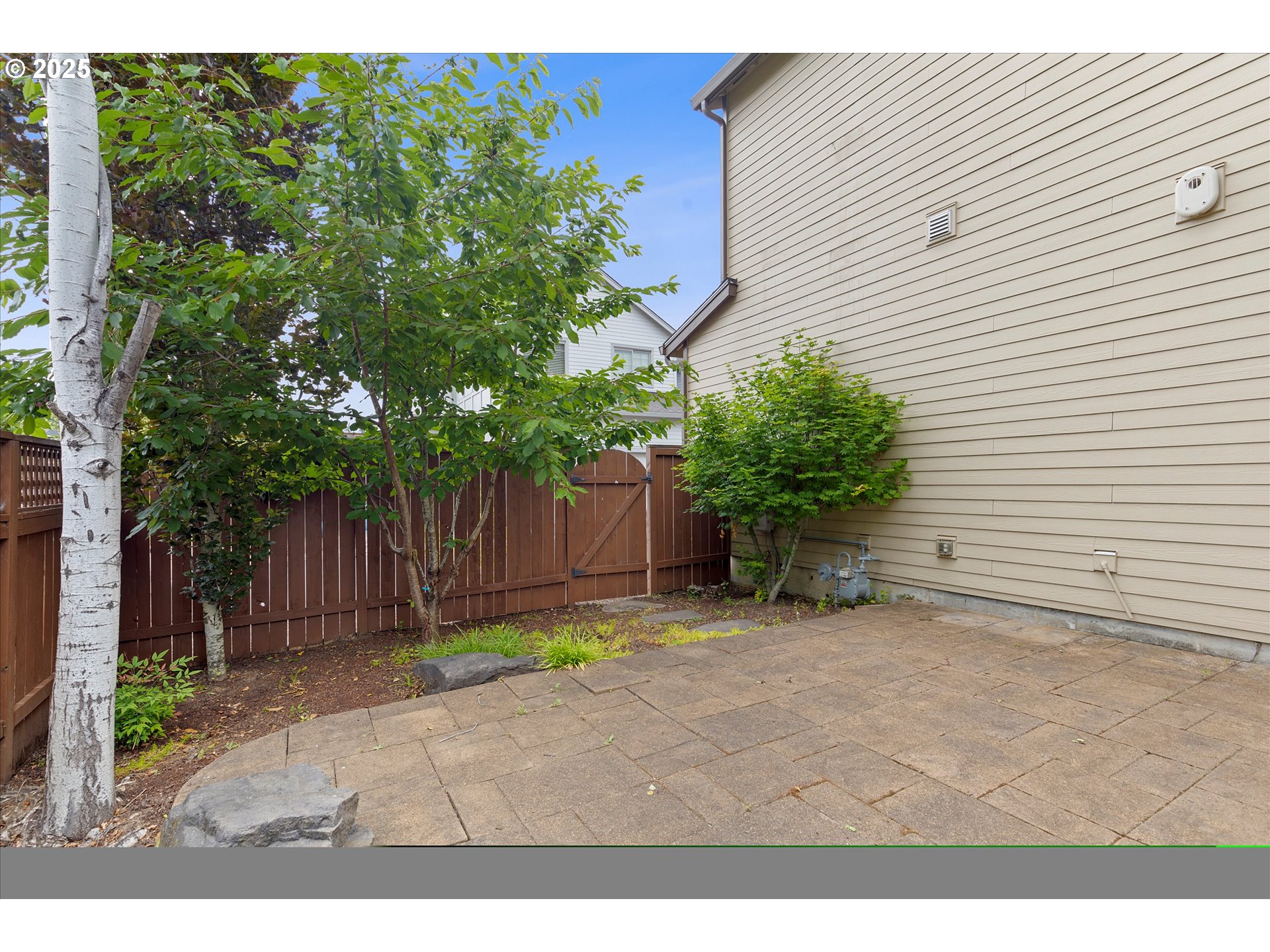 12001 Southwest Surrey Street Wilsonville, OR 97070 - Photo 44 of 48 a backyard of a house with plants and trees