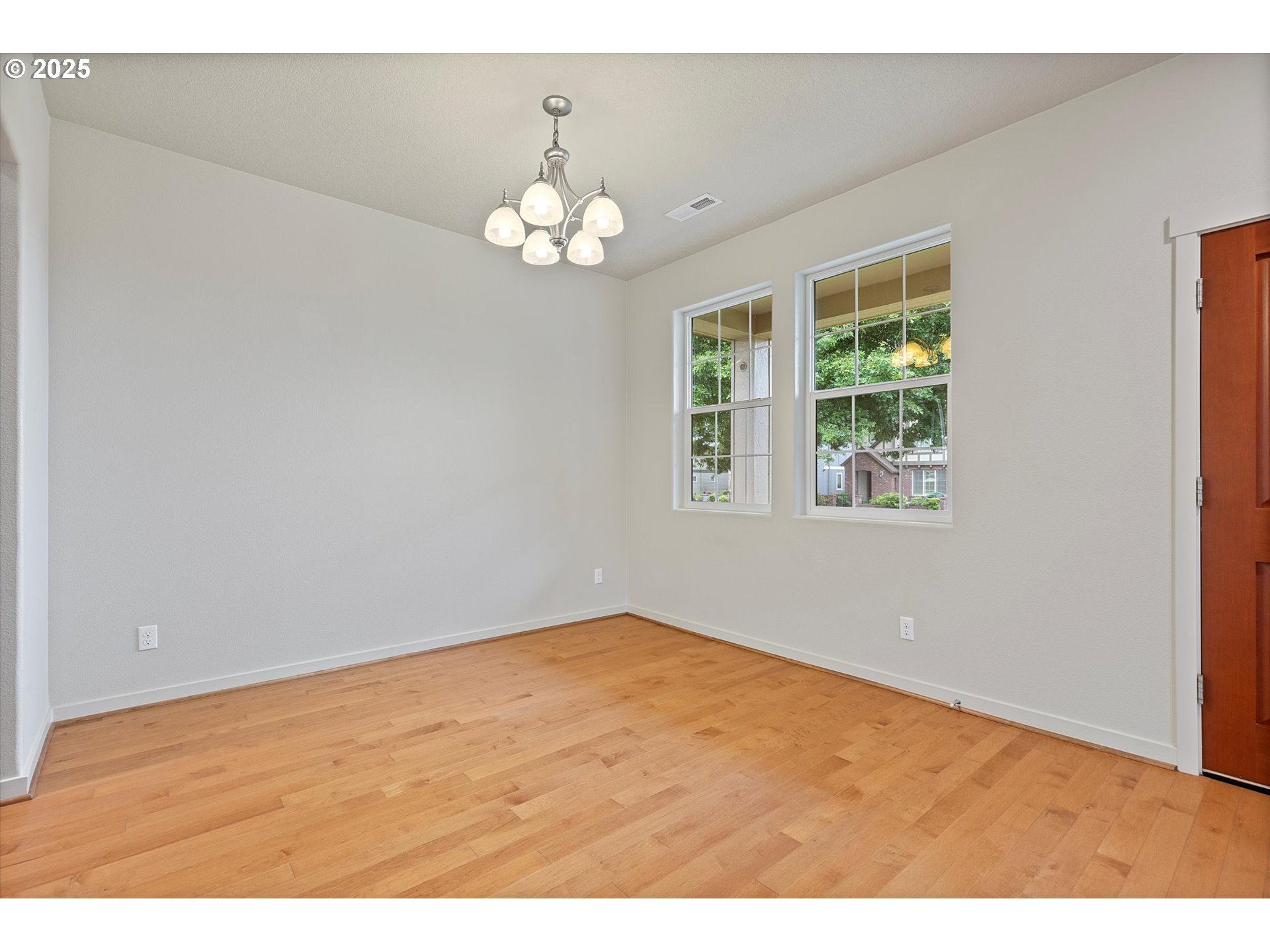 12001 Southwest Surrey Street Wilsonville, OR 97070 - Photo 9 of 48 an empty room with a window
