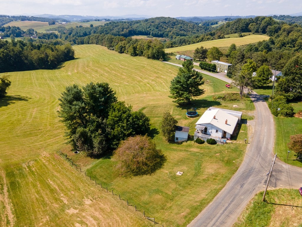 124 Frazier Road Galax, VA 24333 - Photo 3 of 35 Gallery Image 3
