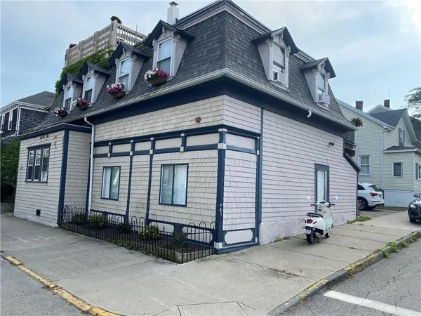 $6,000 | 4 Hammond Street, Unit 5, Newport, RI 02840