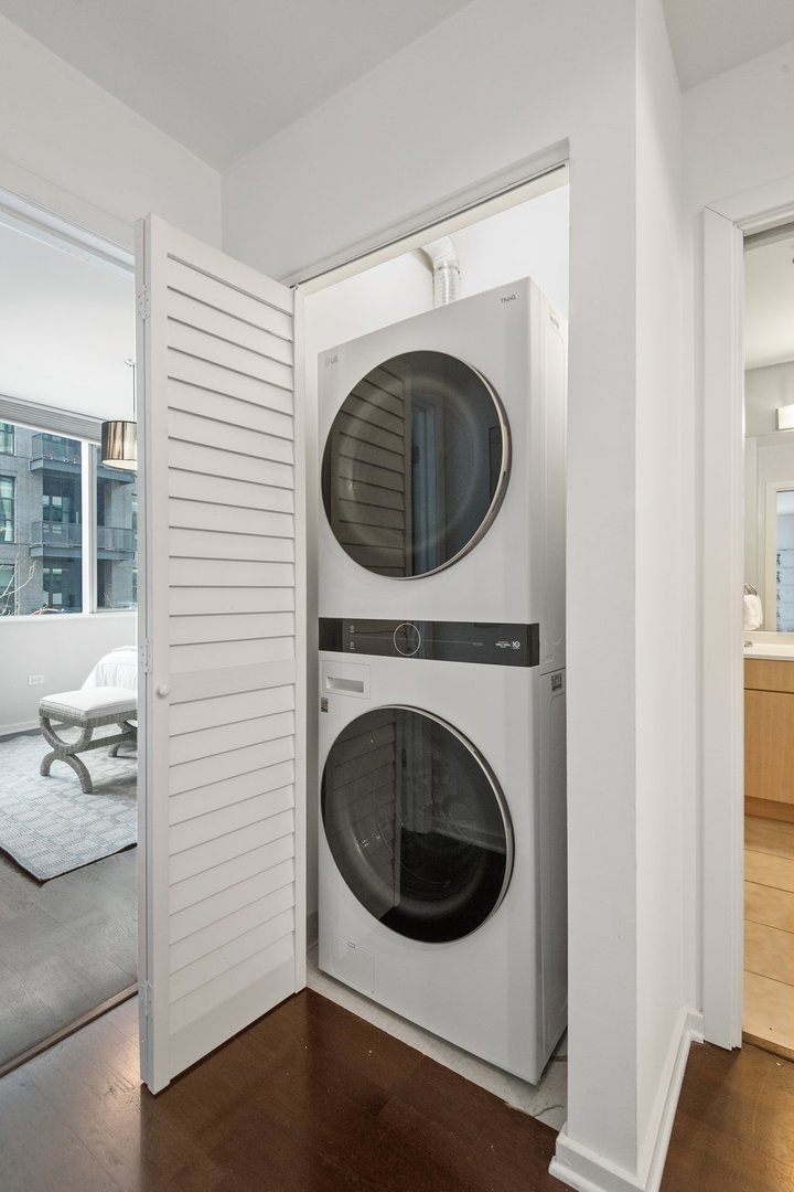 125 South Green Street, Unit 308A Chicago, IL 60607 - Photo 21 of 24 a utility room with dryer and washer