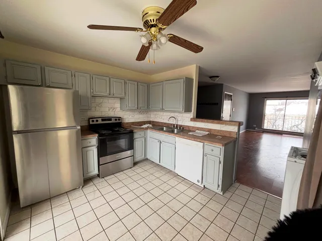 $1,985 | 175 North Waters Edge Drive, Unit 201, Glendale Heights, IL 60139