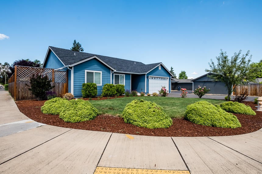 3003 Cheltenham Way Medford, OR 97504 - Photo 2 of 32 3003 Cheltenham-2