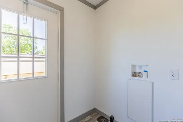 $1,150 | 193 Live Oak Street, Unit 1, Medina, TX 78055