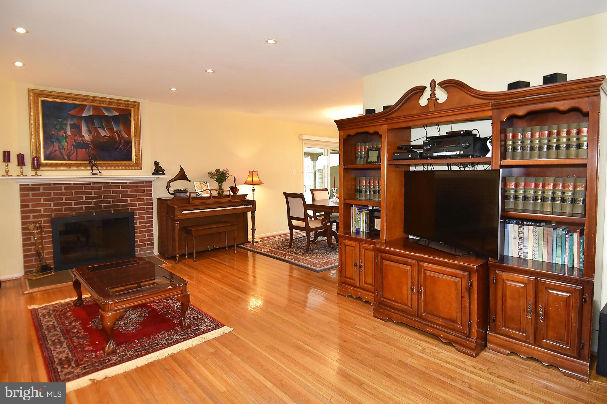 5627 Heming Avenue Springfield, VA 22151 - Photo 2 of 30 Living Room