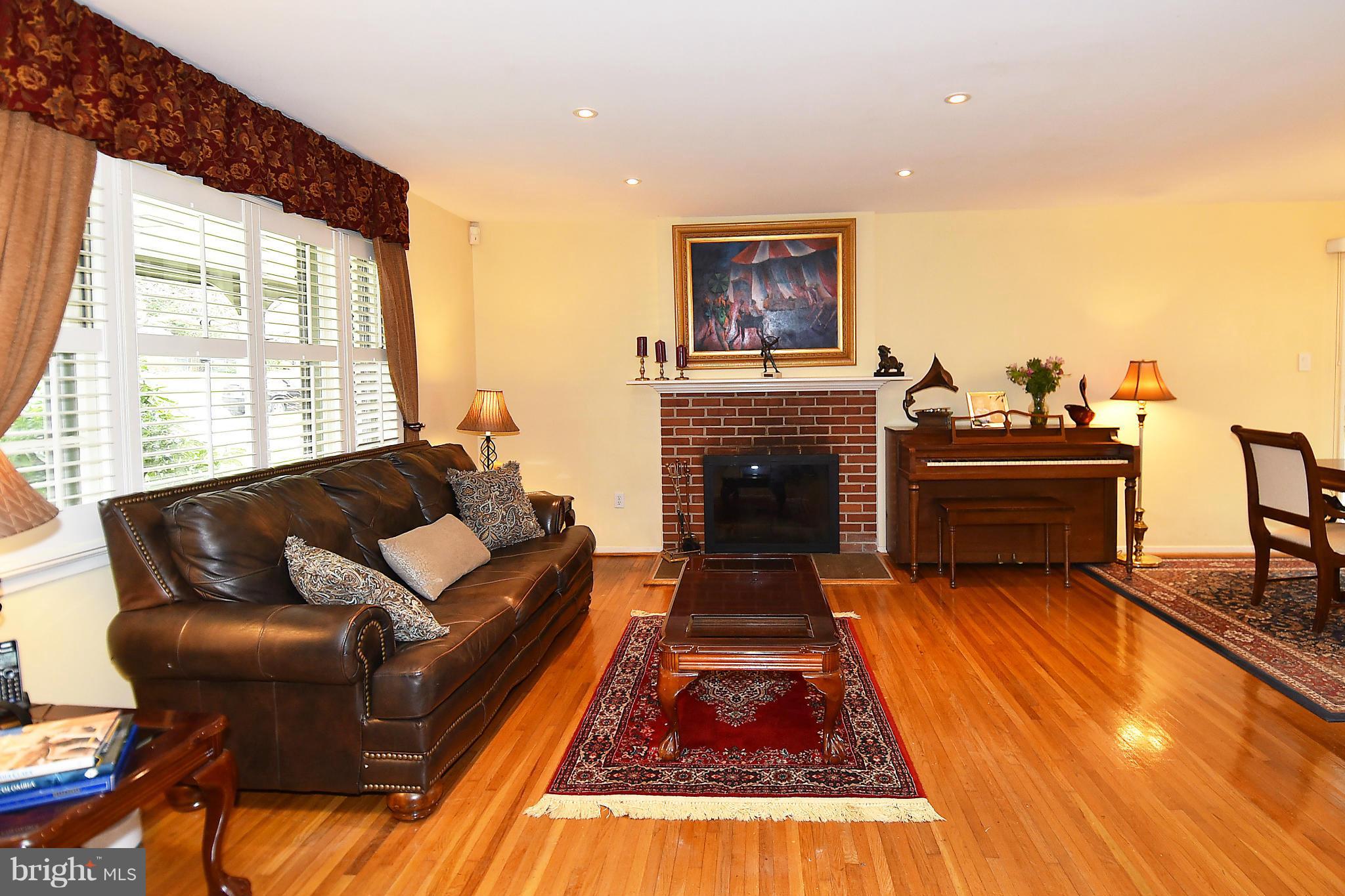 5627 Heming Avenue Springfield, VA 22151 - Photo 3 of 30 Living Room