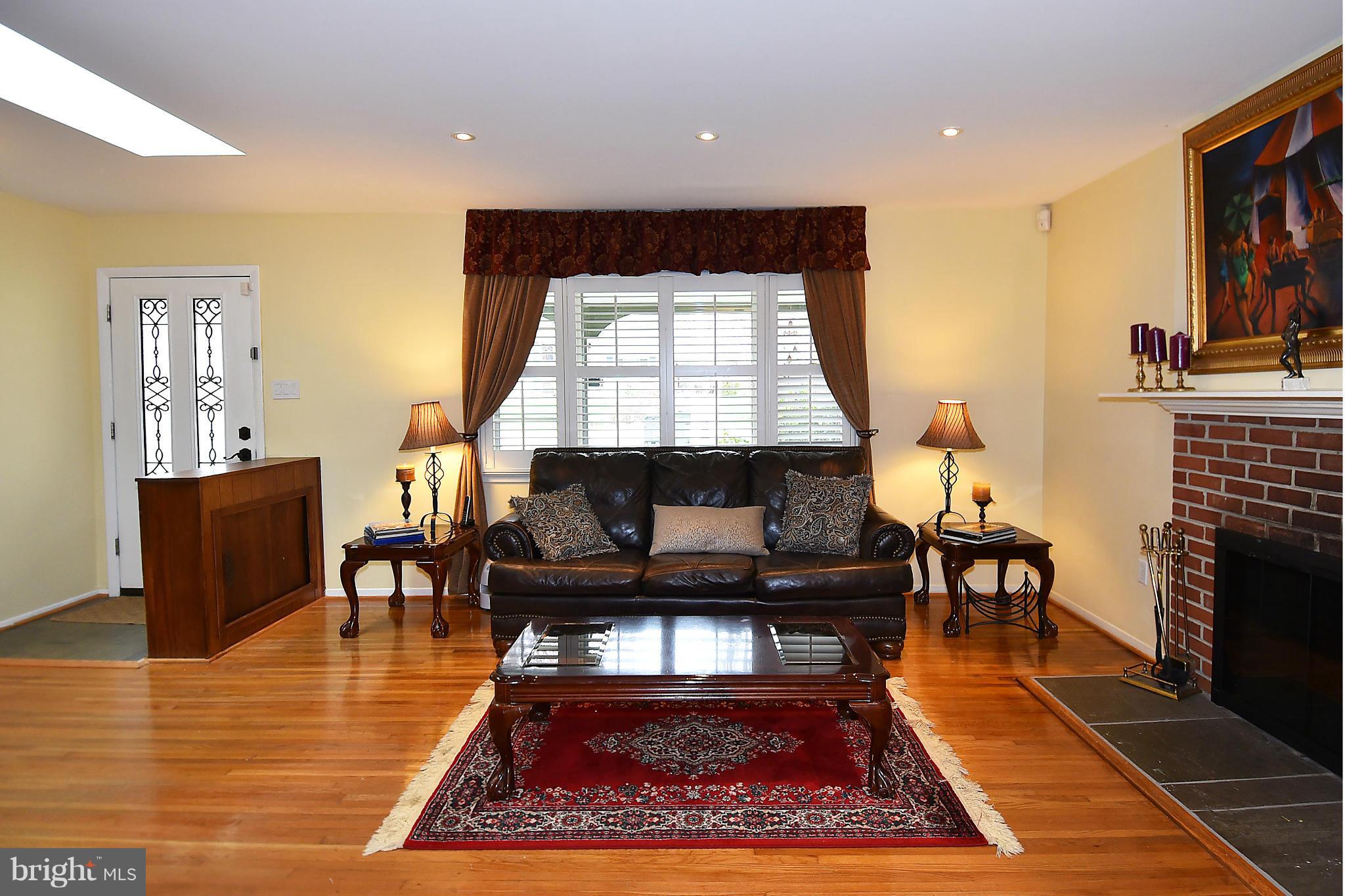 5627 Heming Avenue Springfield, VA 22151 - Photo 4 of 30 Living Room