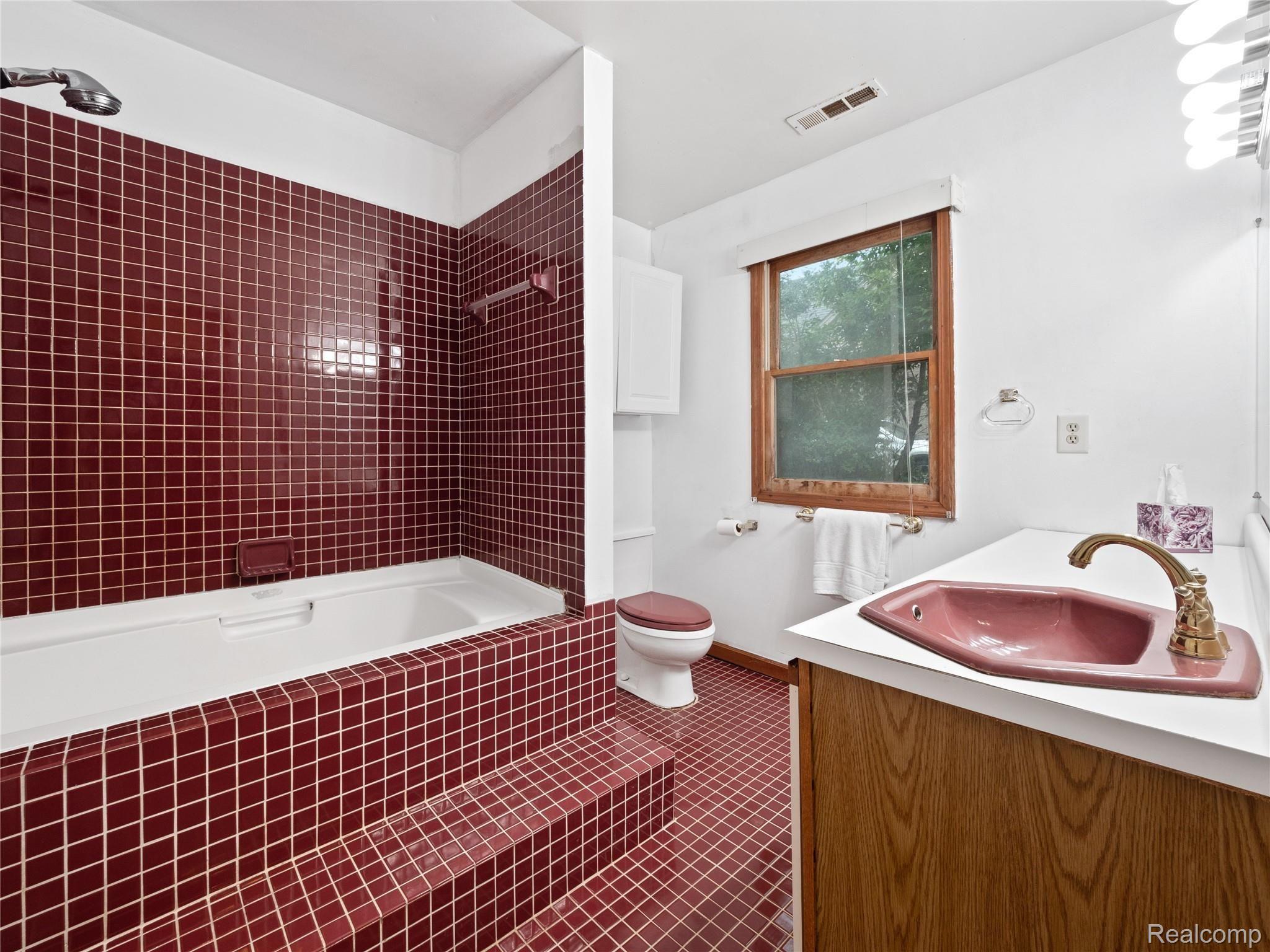 884 Trinway Road Troy, MI 48085 - Photo 15 of 25 Ceramic tile in master bath