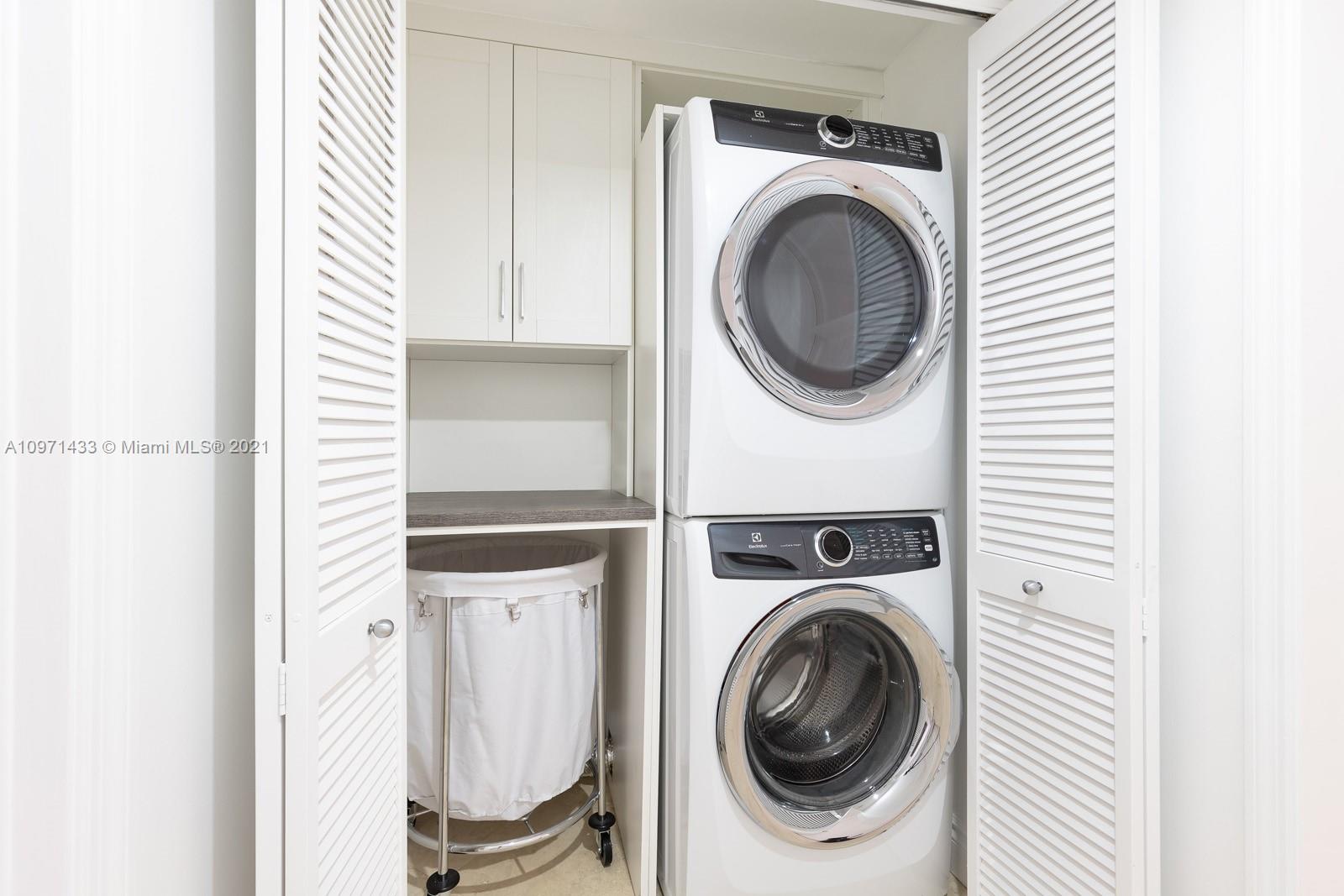 848 Brickell Key Drive, Unit 904 Miami, FL 33131 - Photo 19 of 31 a utility room with dryer and washer