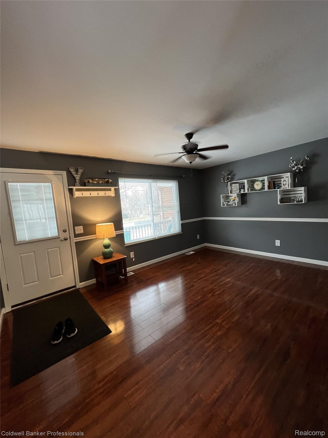 705 Huntington Road Grand Blanc, MI 48439 - Photo 4 of 29 Living Room