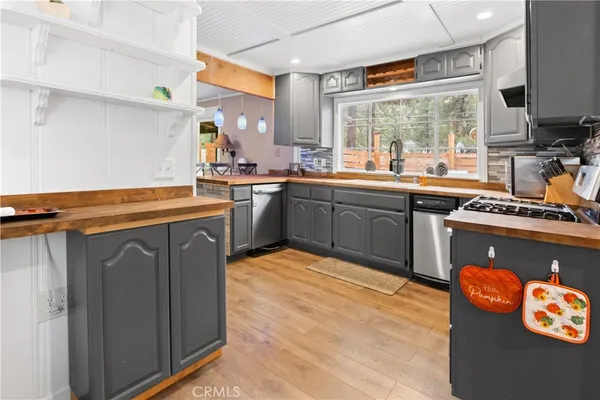 $449,000 | 800 Mountain View Avenue, Wrightwood, CA 92397