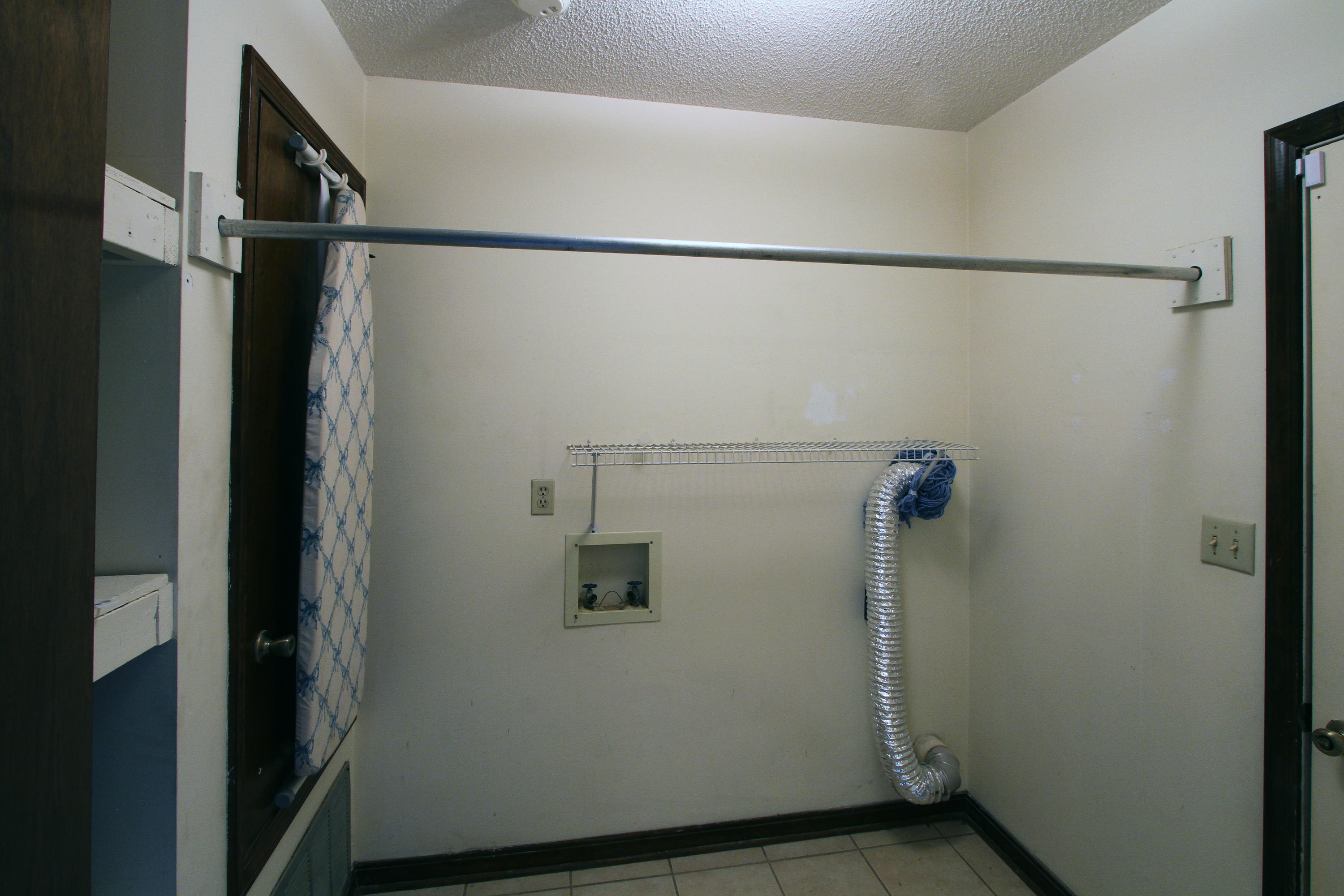 343 John King Road Crestview, FL 32539 - Photo 26 of 29 Laundry 1