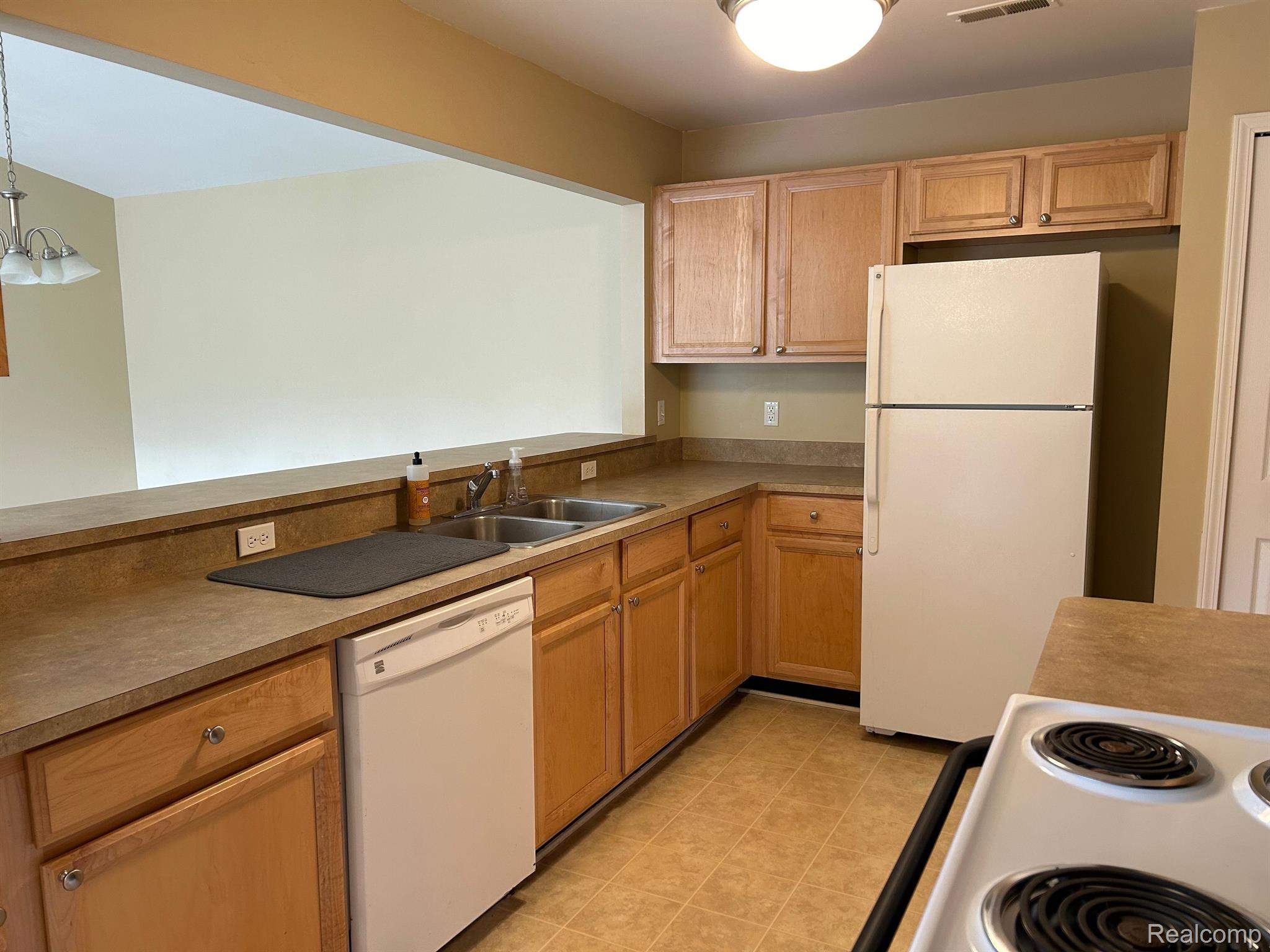 45511 Heather Ridge Drive, Unit 98 Macomb, MI 48044 - Photo 3 of 31 Gallery Image 3