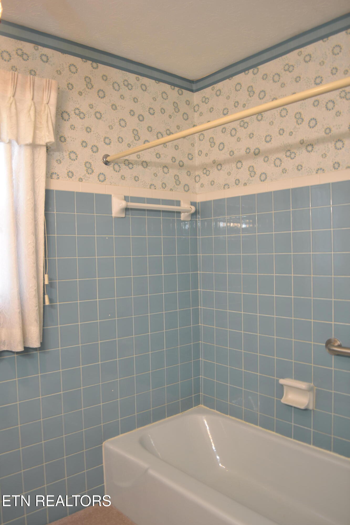 360 Sharp Acres Road Jacksboro, TN 37757 - Photo 17 of 37 Main Level Bathroom