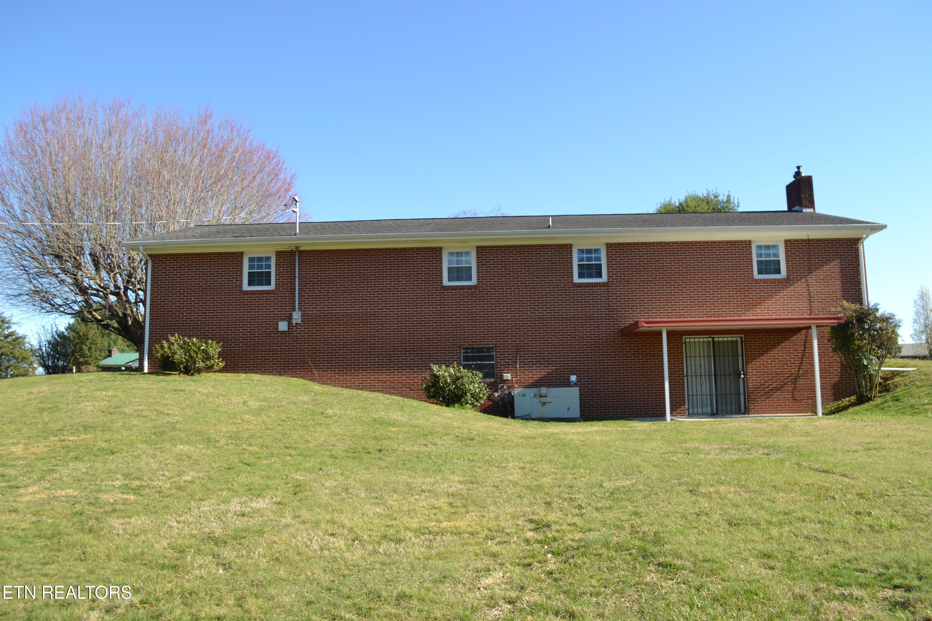 360 Sharp Acres Road Jacksboro, TN 37757 - Photo 33 of 37 All Brick Home