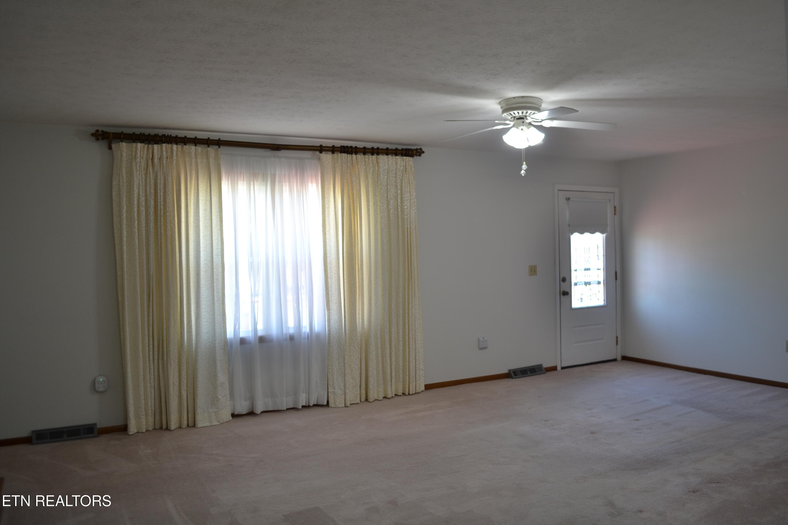 360 Sharp Acres Road Jacksboro, TN 37757 - Photo 8 of 37 Spacious Living Room
