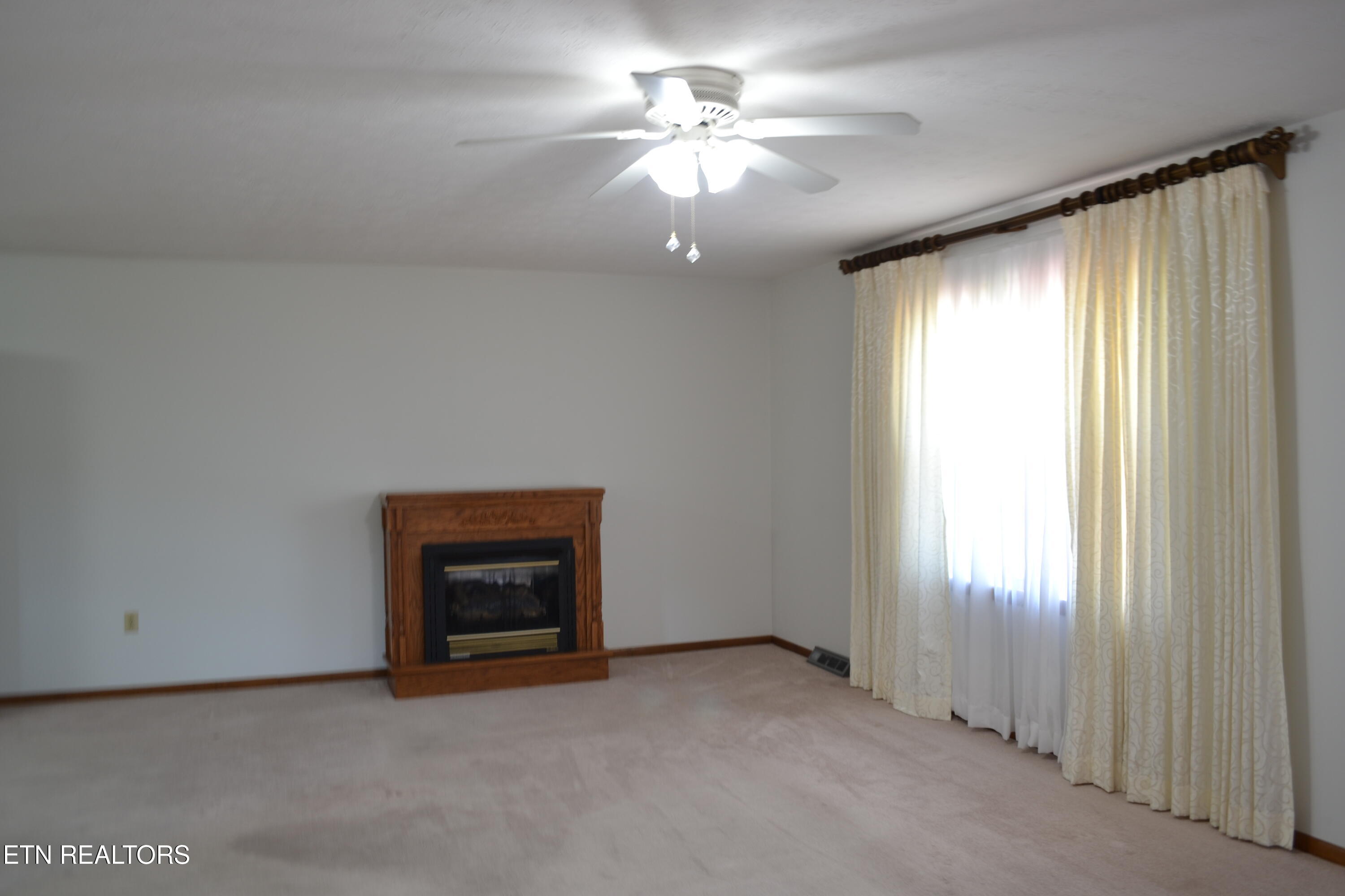 360 Sharp Acres Road Jacksboro, TN 37757 - Photo 9 of 37 Living Room