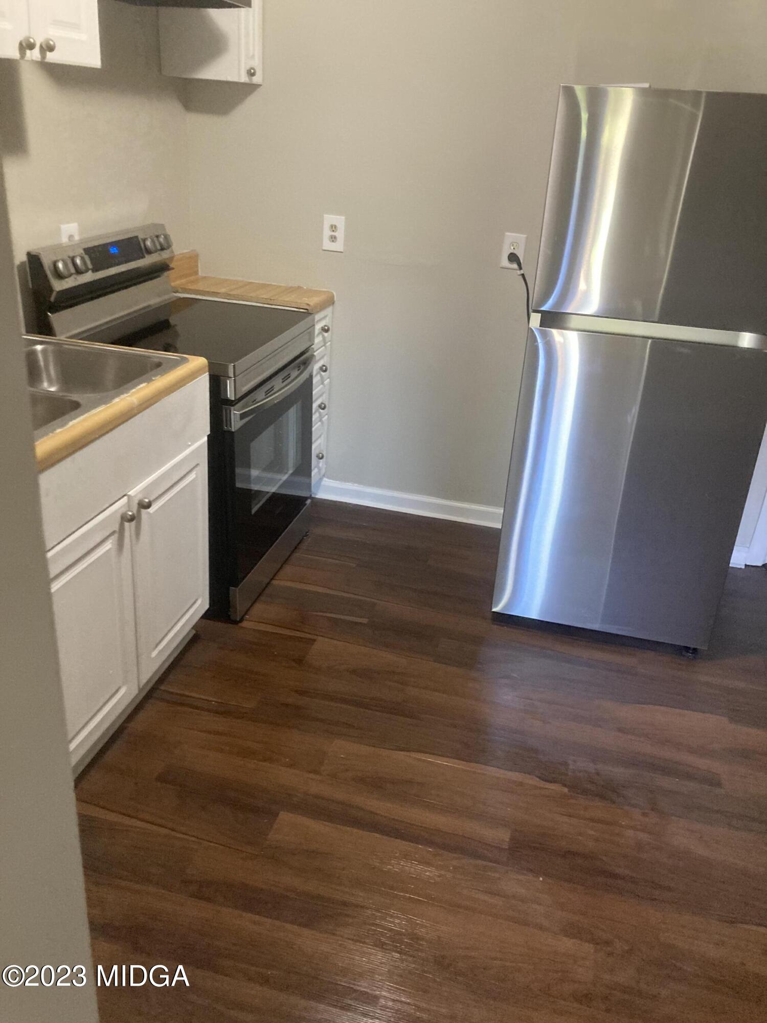 2916 Walmar Drive Macon, GA 31206 - Photo 3 of 16 a kitchen with a stove and a refrigerator
