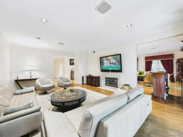 $2,150,000 | 428 Toftree Court, Roslyn, NY 11576