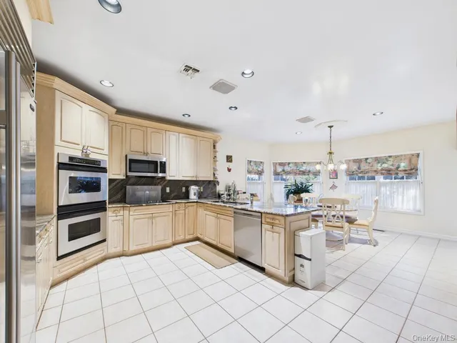 $2,150,000 | 428 Toftree Court, Roslyn, NY 11576