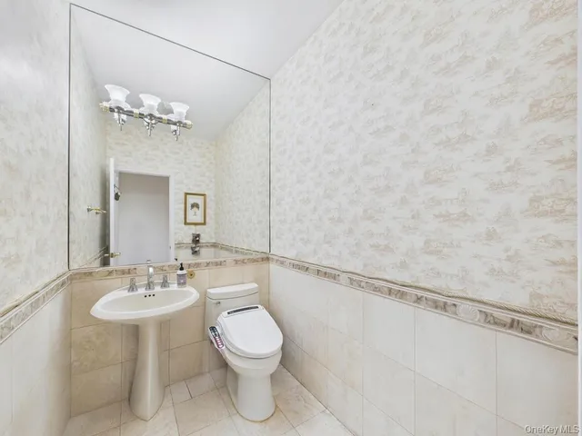 $2,150,000 | 428 Toftree Court, Roslyn, NY 11576