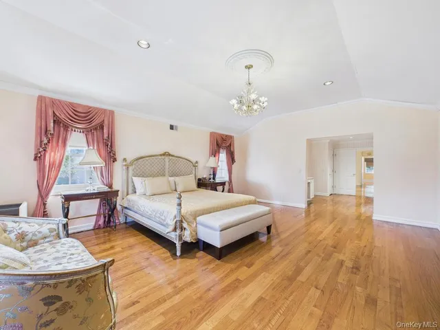 $2,150,000 | 428 Toftree Court, Roslyn, NY 11576