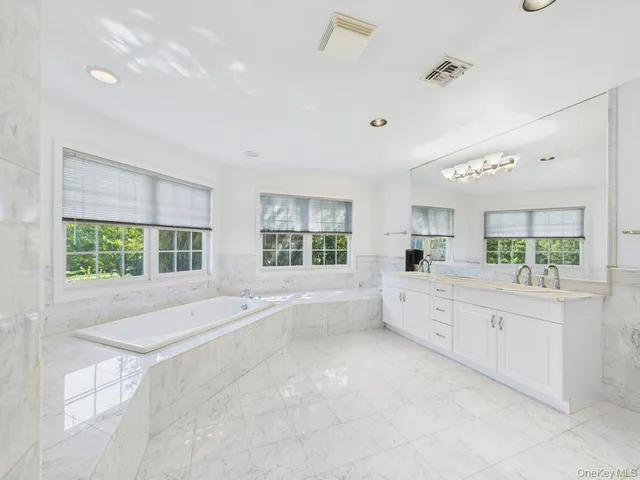 $2,150,000 | 428 Toftree Court, Roslyn, NY 11576