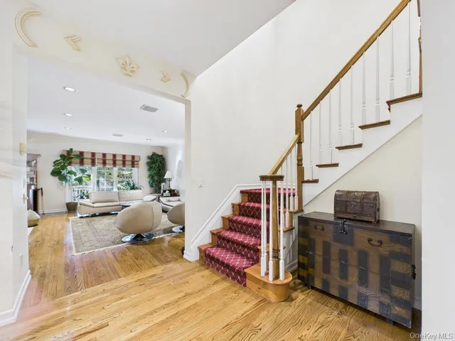 $2,150,000 | 428 Toftree Court, Roslyn, NY 11576