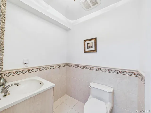 $2,150,000 | 428 Toftree Court, Roslyn, NY 11576