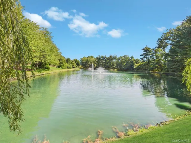 $2,150,000 | 428 Toftree Court, Roslyn, NY 11576