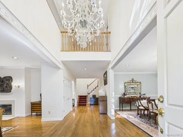 $2,150,000 | 428 Toftree Court, Roslyn, NY 11576